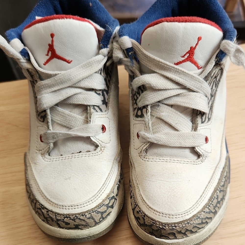 Jordan Kids White and Red Sneakers with Navy Lining
